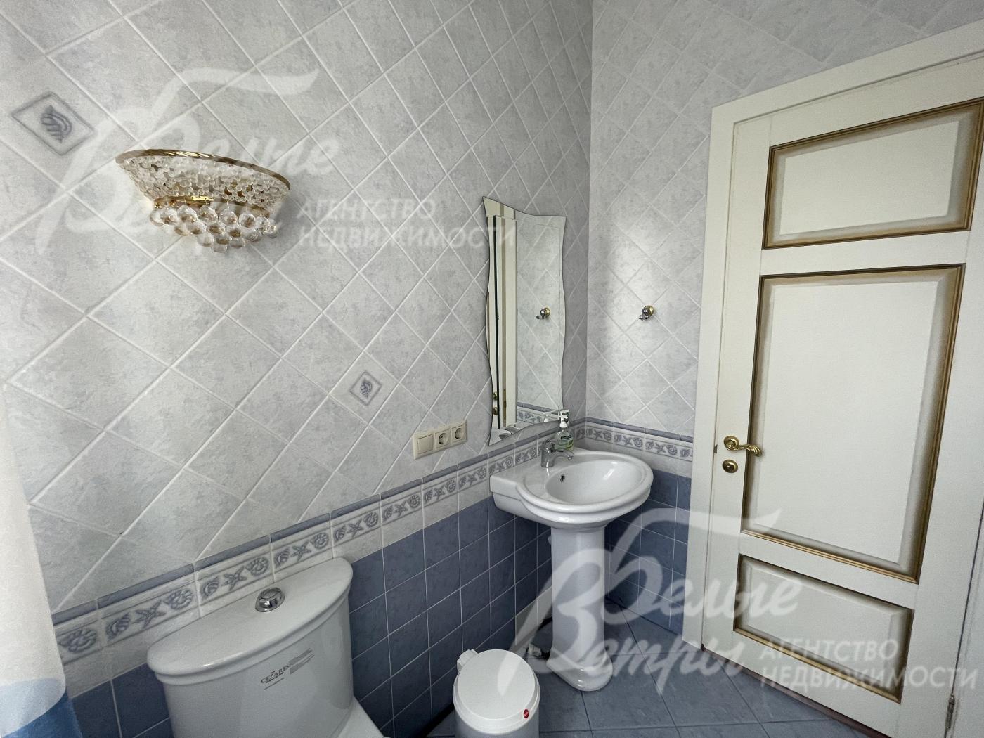 В санузлах на стенах плитка от пола до потолка