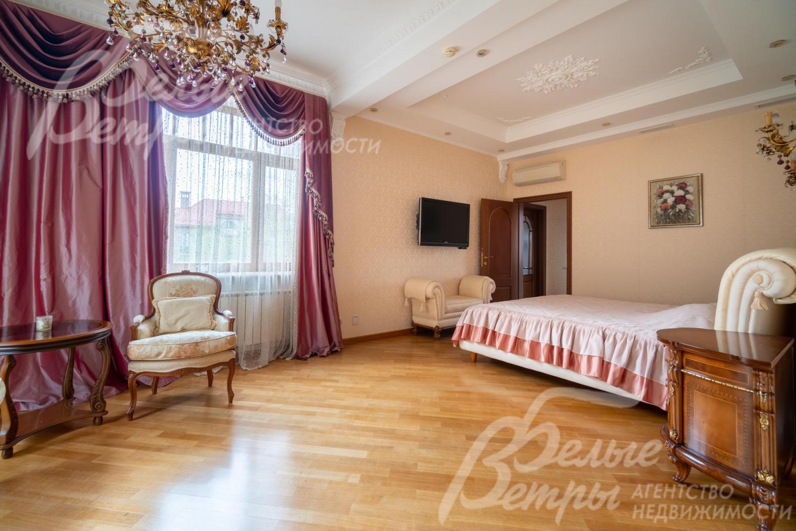 При мастер-спальне - просторный санузел и гардеробная