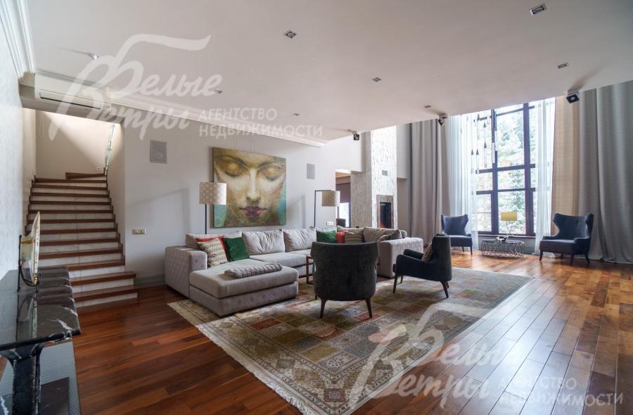 Гостиная. Здесь, как и везде в доме элитный и тщательно подобранный текстиль с разнообразной фактурой - в обивке сделанной на заказ мебели и шторах. 