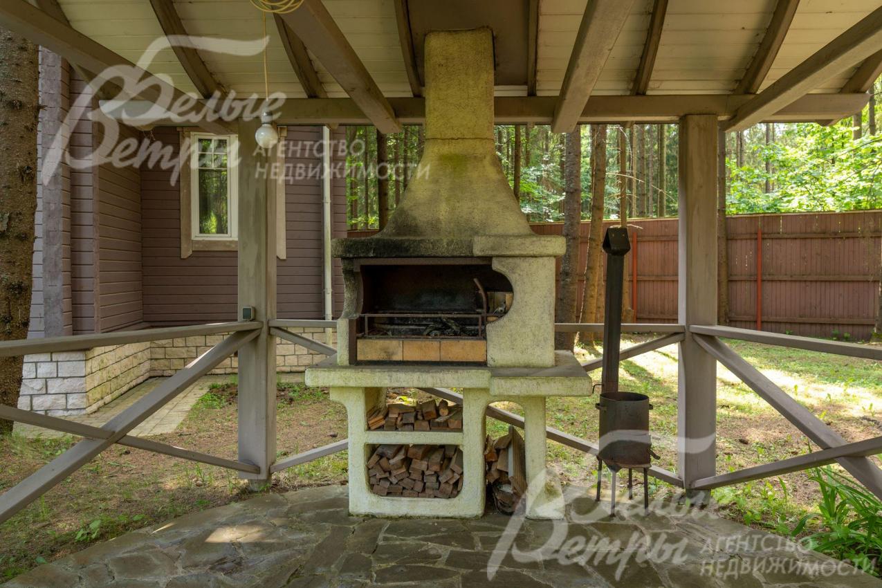 Крытая беседка-барбекю рядом с домом.
