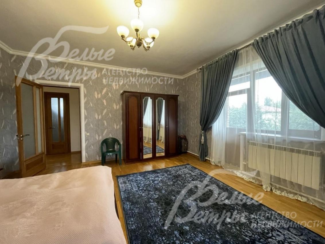 Спальня с выходом на балкон.