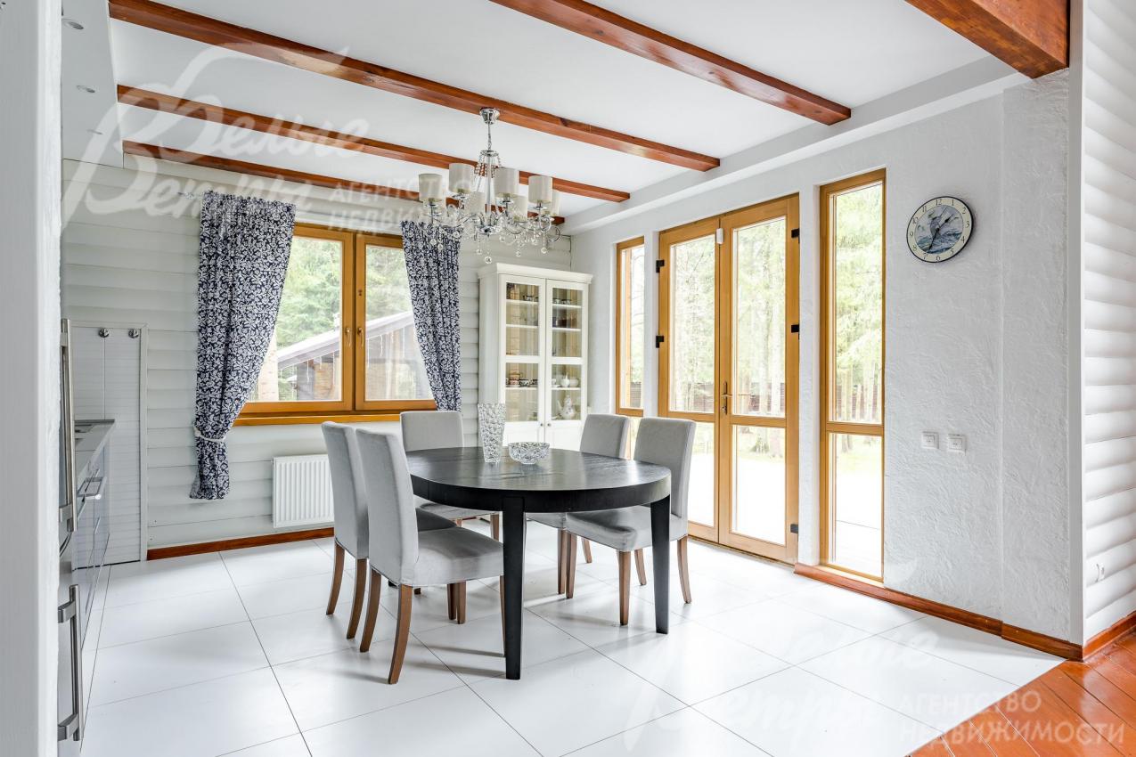 Кухня-столовая с обеденной группой на 6 персон и выходом на террасу