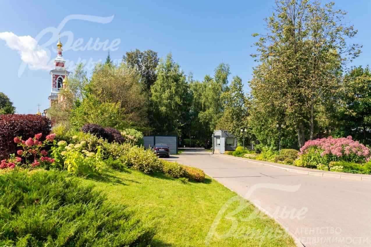 Профессиональные ландшафтные работы по озеленению и благоустройству проведены во всем поселке. 