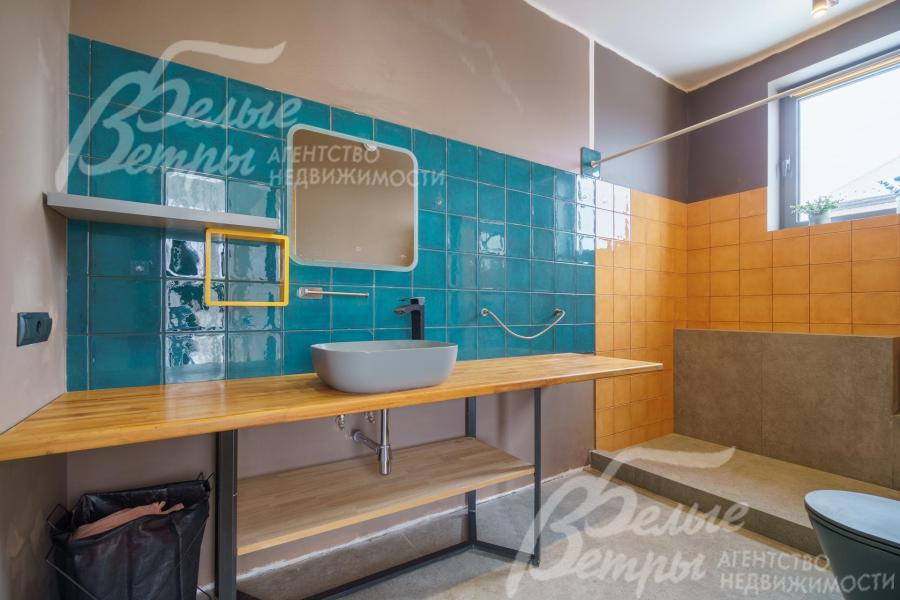 Санузлы с мебелью и сантехникой.