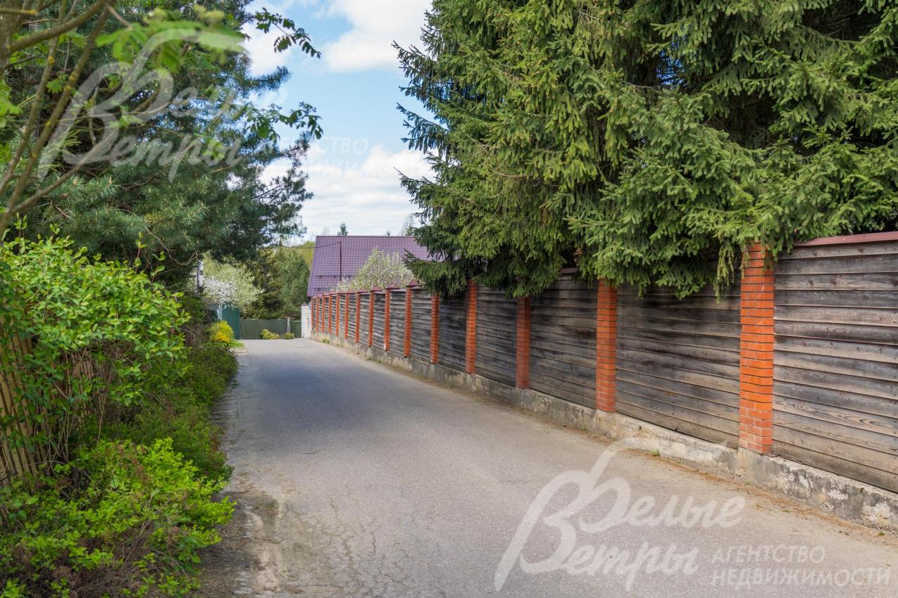 Участок огорожен, до него ведёт широкая асфальтированная дорога с освещением