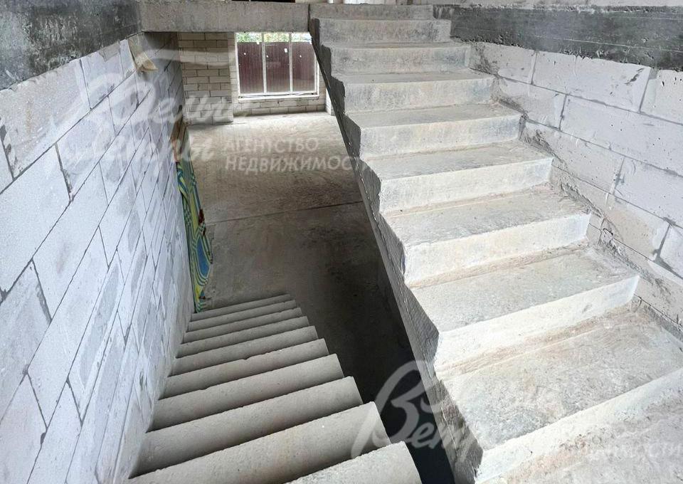 На второй этаж ведёт монолитная лестница