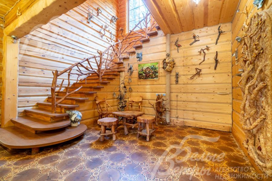 На верхние этажи ведут удобные деревянные лестницы