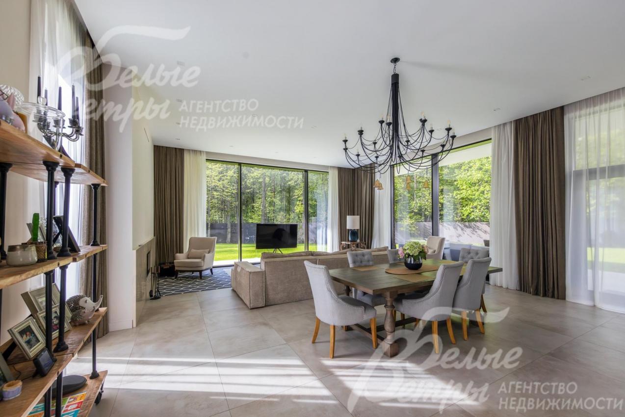 Просторная гостиная с камином.