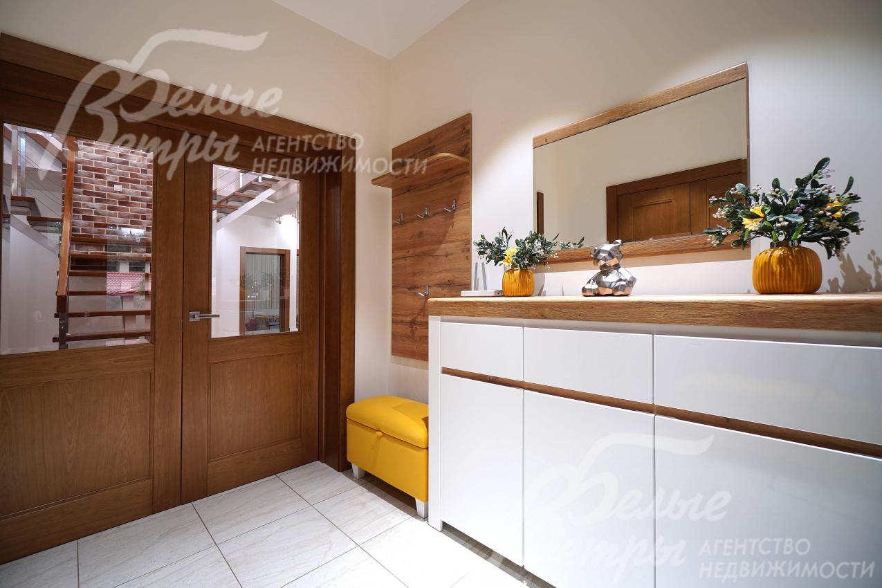 Прихожая с дверью, ведущей в холл, полностью меблирована