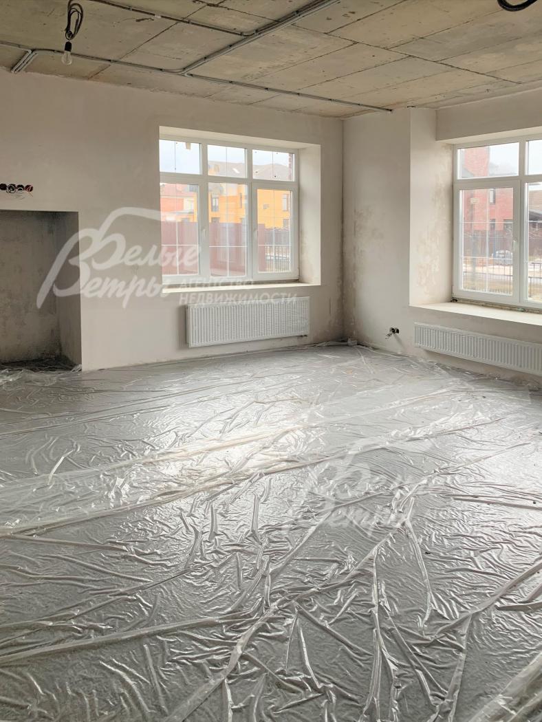 стены и оконные проемы оштукатурены