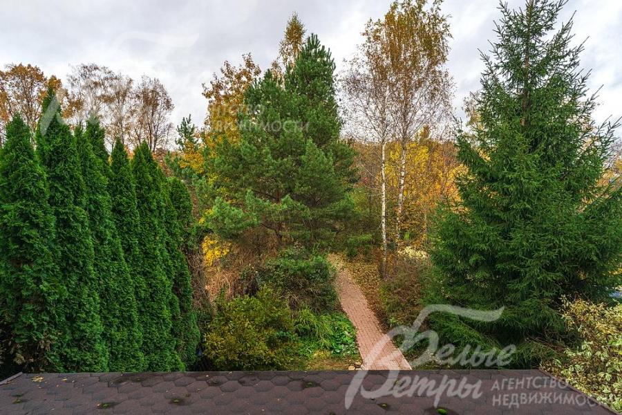 Вид с балкона на парк