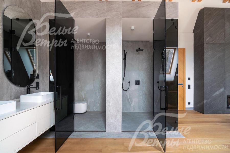 Раздельные душевая и санузел в мастер-спальне зонированы контрастным оформлением пола и стен