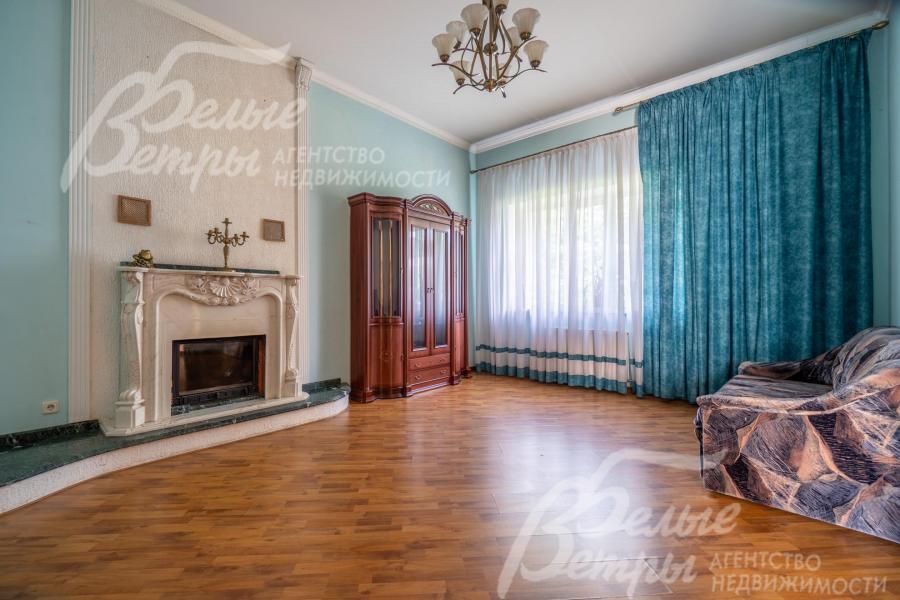 Портал камина отделан мрамором