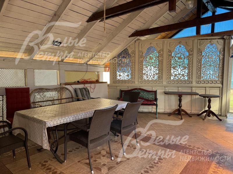 Обустроена зона барбекю: построена крытая веранда, крытая освещенная летняя столовая