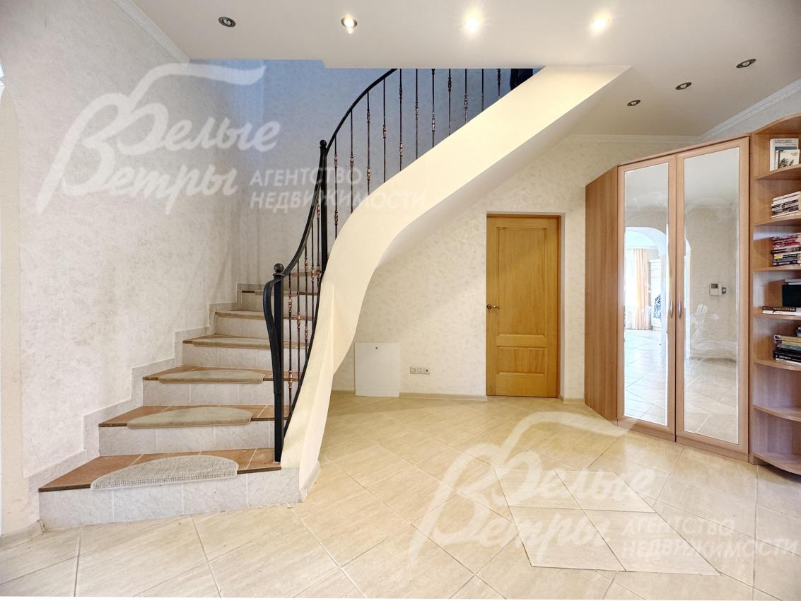 На второй этаж ведёт монолитная лестница, отделанная керамогранитом, с широкими удобными ступенями