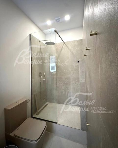 Тёплые стены (вместо полотенцесушителей) облицованы лаппатированной плиткой Laparet размером 120×60 см