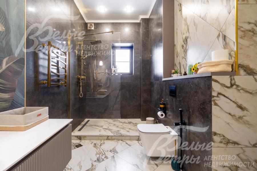 Санузел на первом этаже с душевой, отделан керамогранитом Atlas Concorde, пол - с подогревом