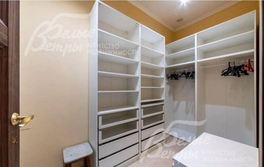 На втором этаже находится гардеробная с системой хранения
