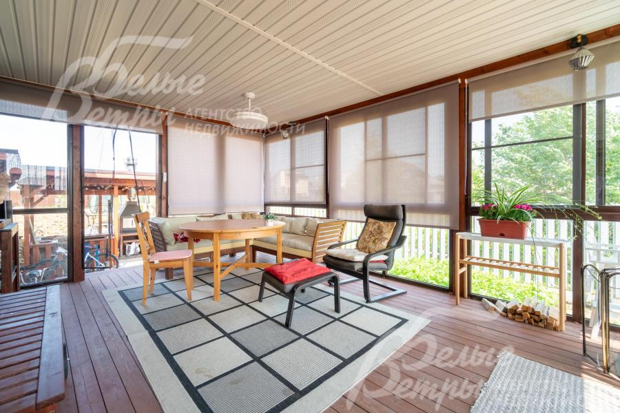 На первом этаже - утепленная крытая терраса с панорамным остеклением