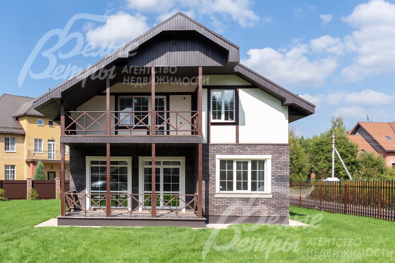 Дом выполнен в стиле фахверк.