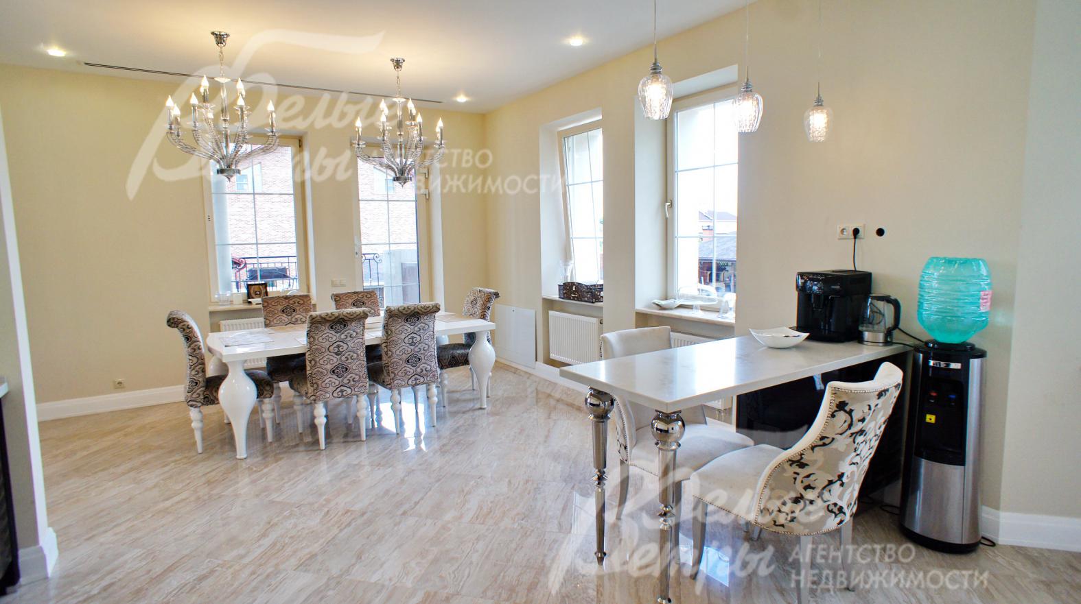 Из зоны столовой так же есть выход на террасу, а из зоны кухни вход в кладовую 19.5 кв.м.