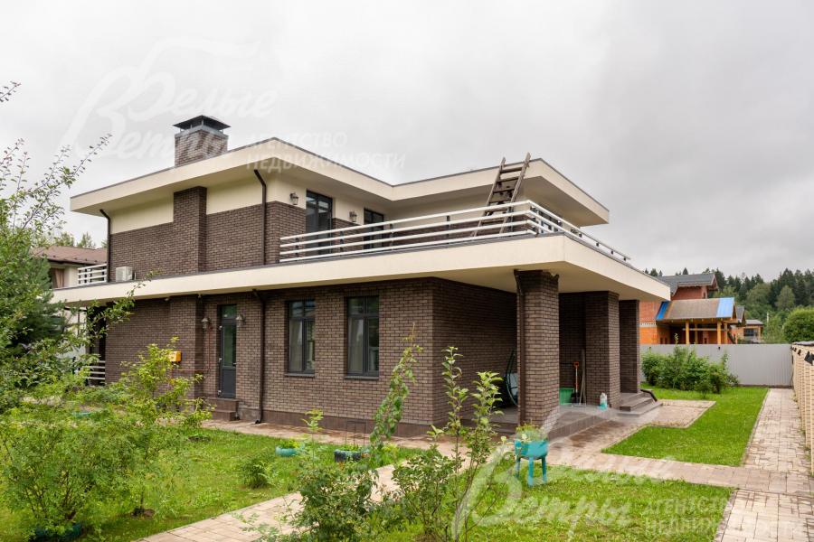 Участок расположен в 100 м от реликтового леса и в 50 м от реки Пахра, которая окружает участок с обеих сторон