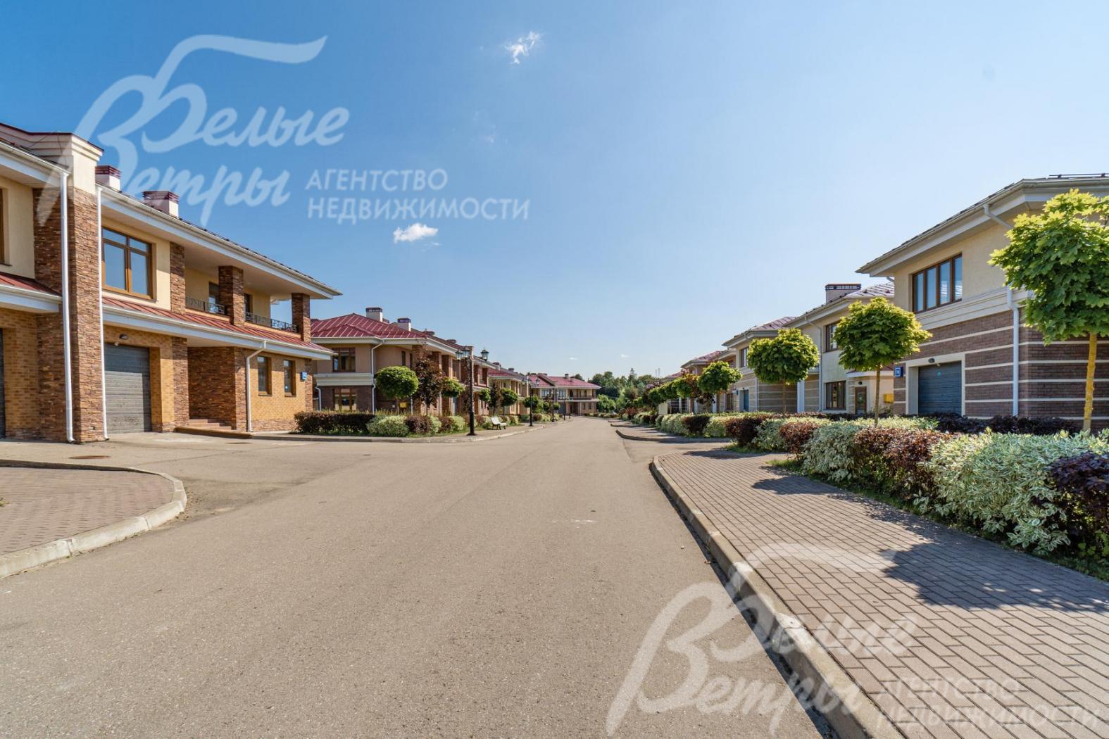 Широкие асфальтовые дороги в поселке и тротуары из брусчатки.