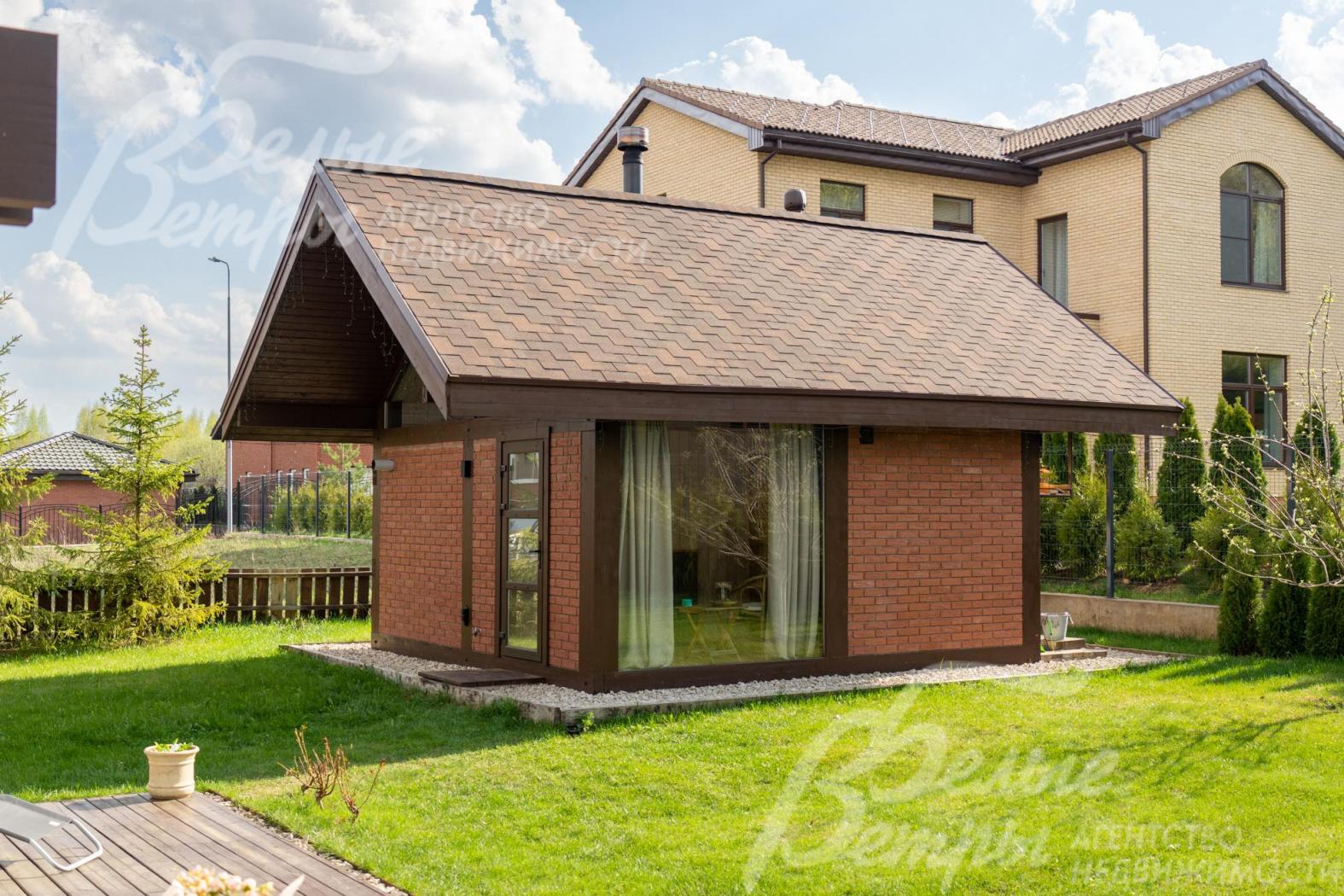 На участке построена дровяная баня с панорамным остеклением