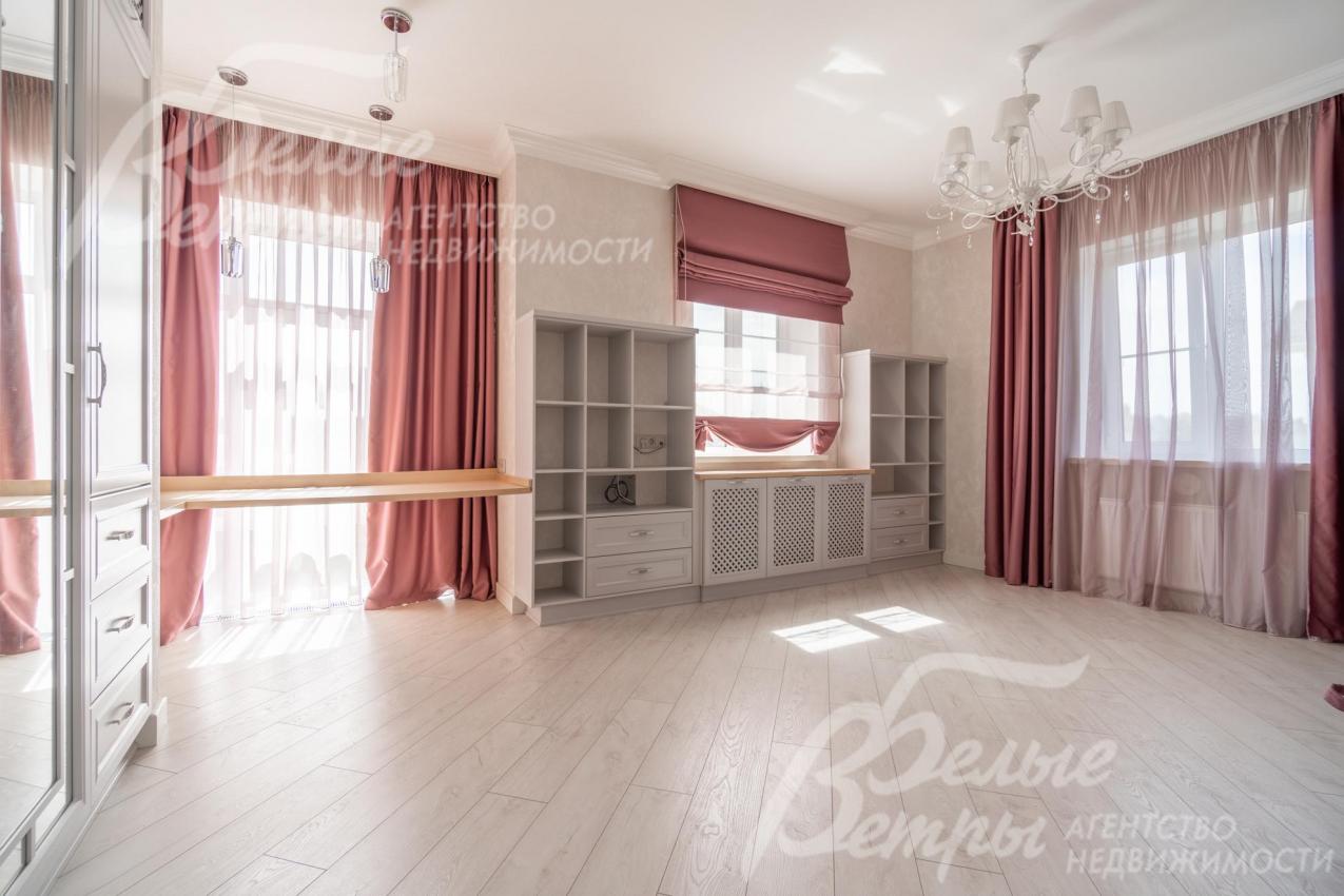 Просторная светлая спальня 24 кв.м с организованным рабочим местом, окном в пол, контрастными шторами