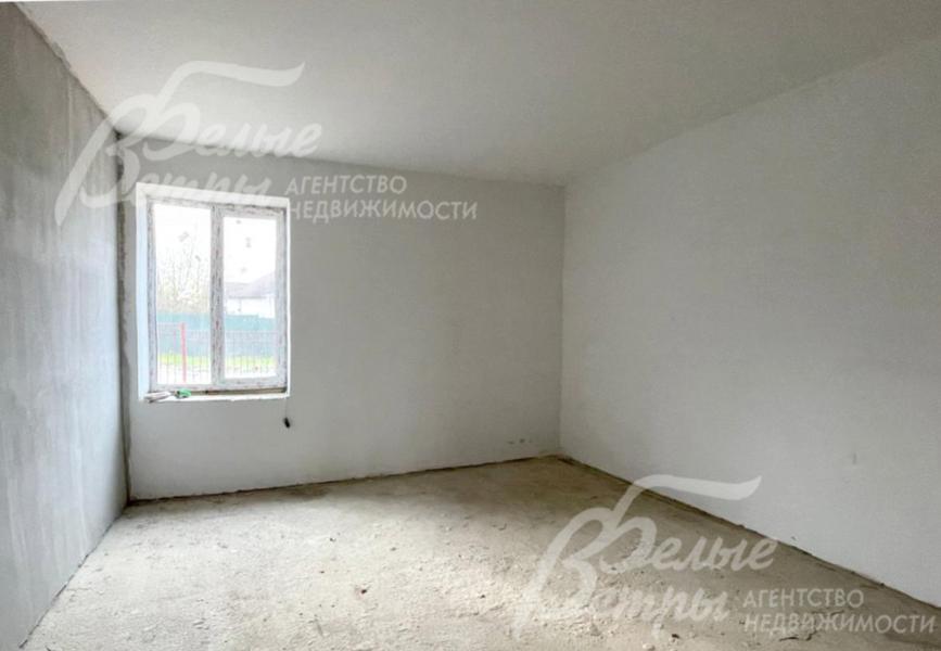 В каждой секции – четыре просторные спальни (одна – на 1-м этаже), 2 кабинета (один – на первом этаже)