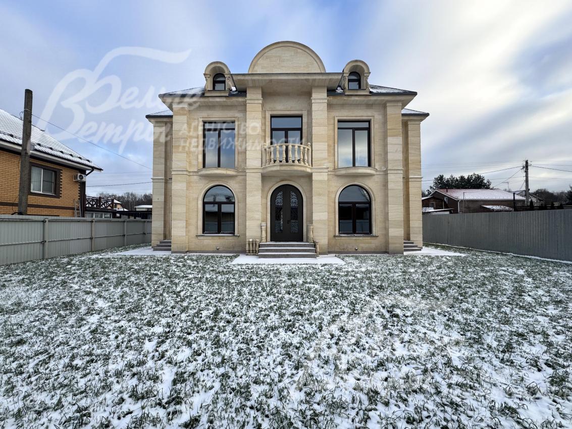 Фасад здания уникален — это единственный подобный объект в России. За основу проекта архитектурное агентство взяло фото французского дома