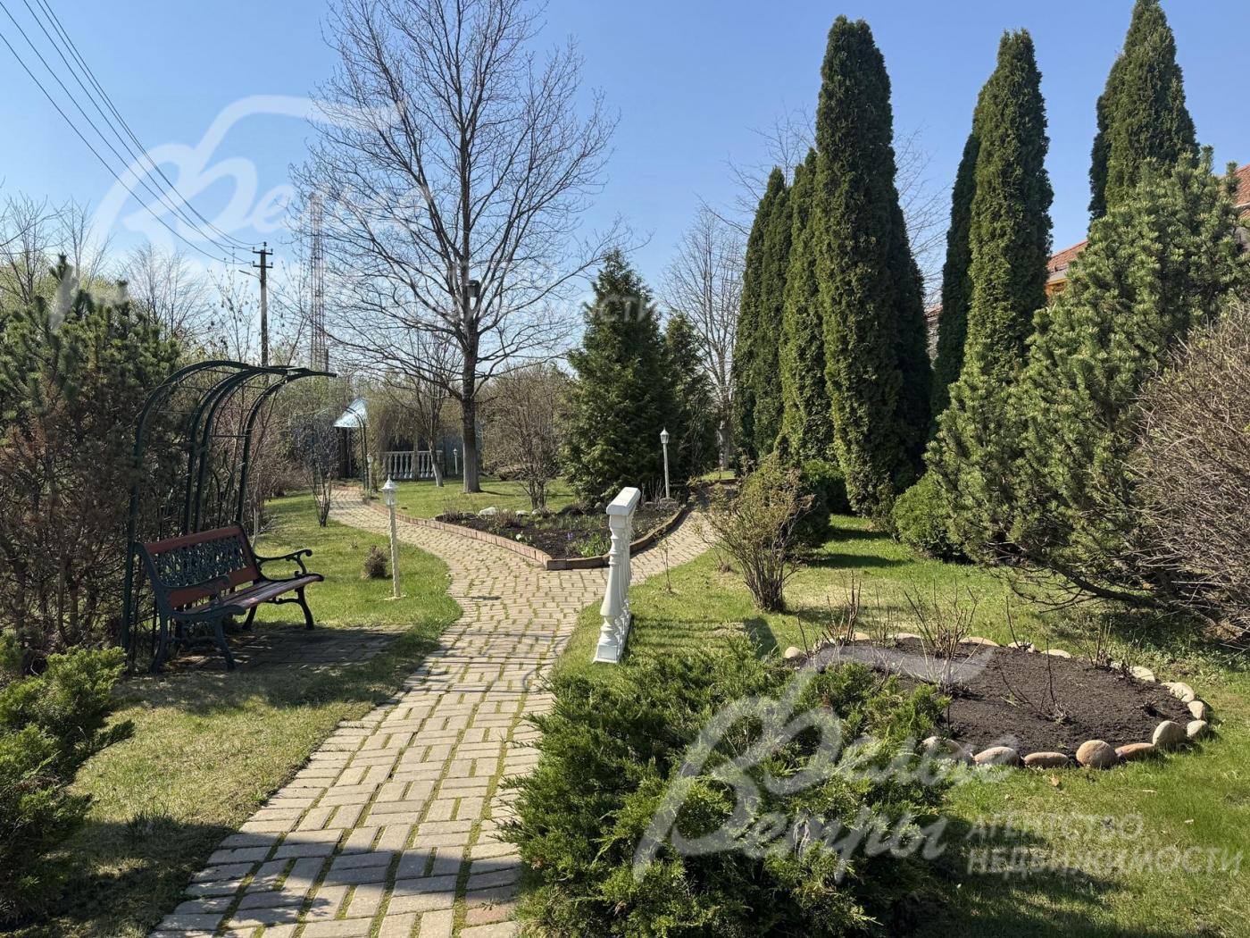 На участке гармонично объединены взрослые деревья, декоративные насаждения, плодоносящие культуры, цветники, розарий, зоны для отдыха