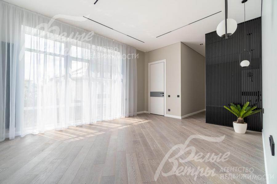 Панорамные окна дополнены лёгкими прозрачными гардинами белого цвета