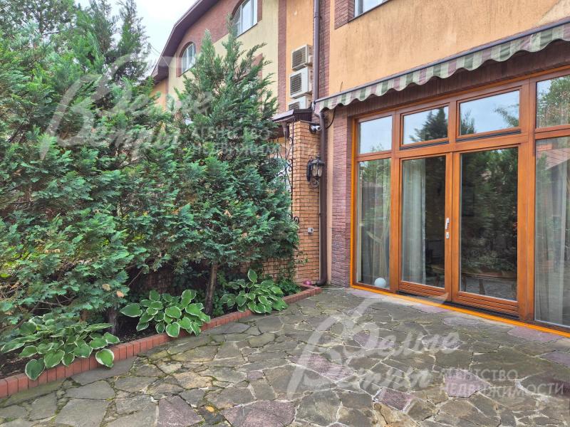 Выход на участок из гостиной оборудован выдвижной маркизой.