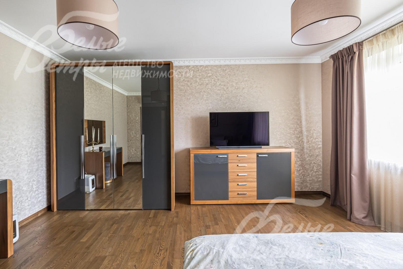 Стены оклеены обоями, на полу - паркет.