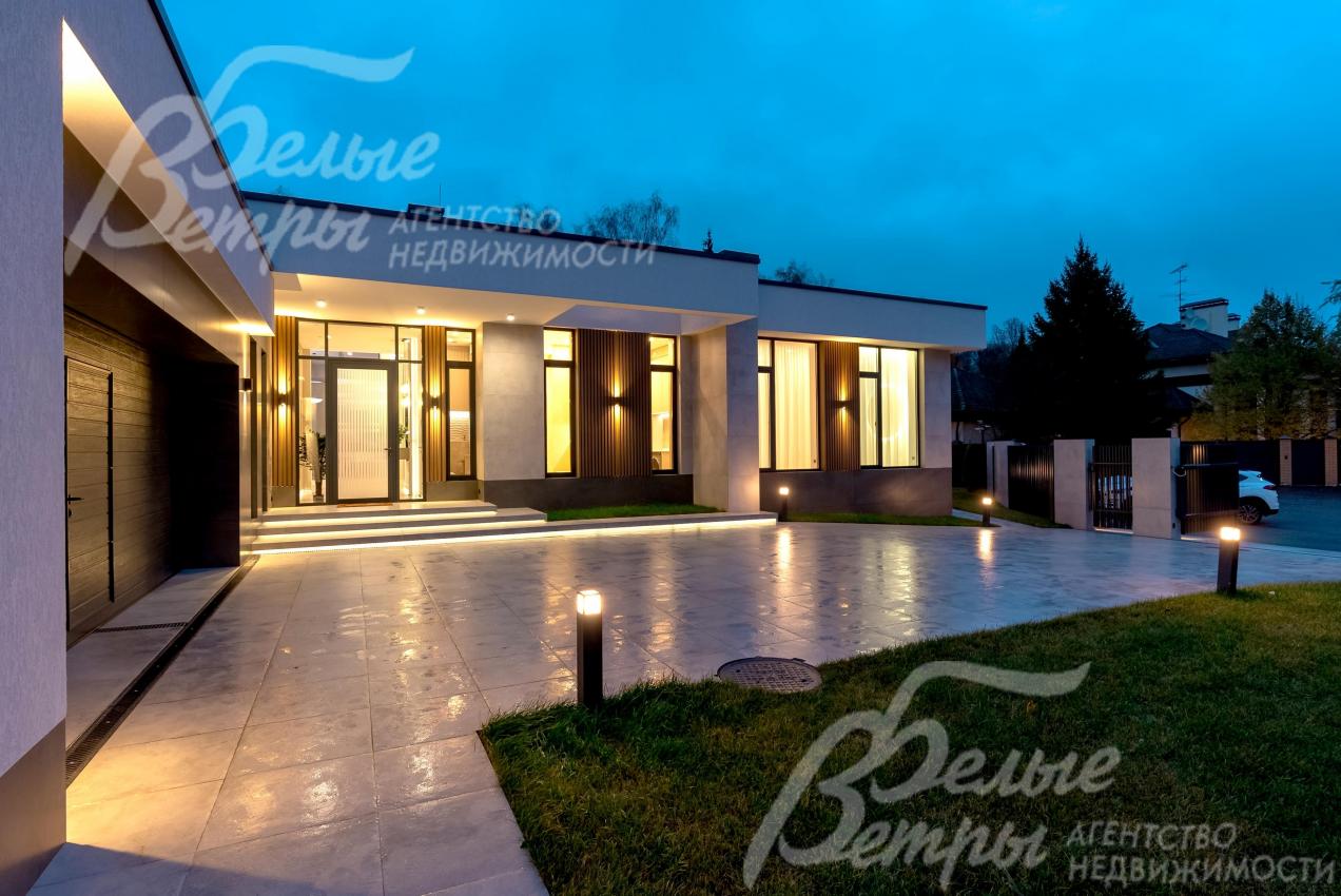 Благодаря панорамному остеклению и подсветке дом будто парит в воздухе