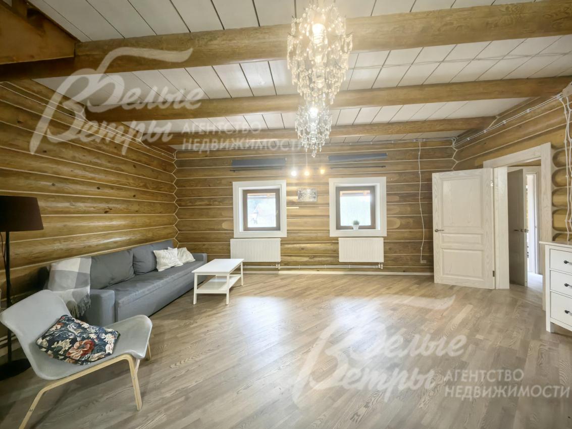 В гостиной большой диван. 