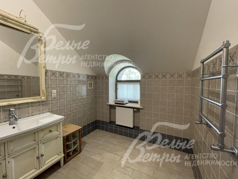 Санузел с душем в спальне на втором этаже