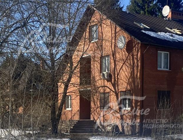 В планировке есть мансардный этаж с площадью свободного назначения, где можно обустроить игровую комнату или спальни