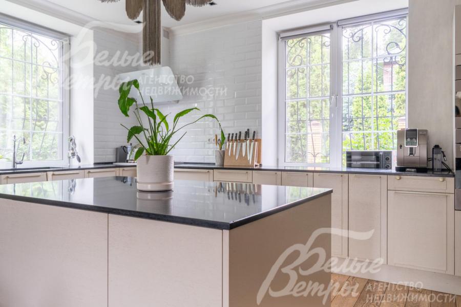 Кухня оборудована встроенной техникой: есть духовой шкаф, пароварка, микроволновая печь, посудомоечная машина