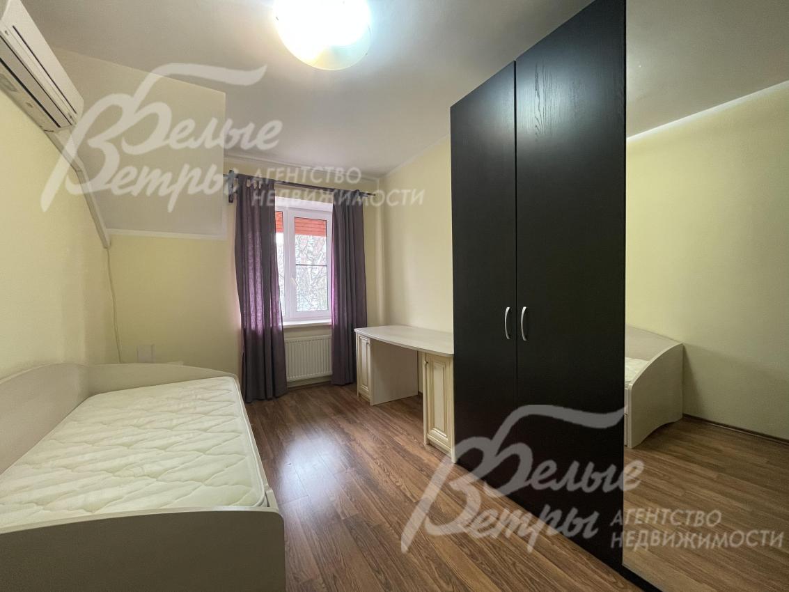 Спальни обставлены мебелью