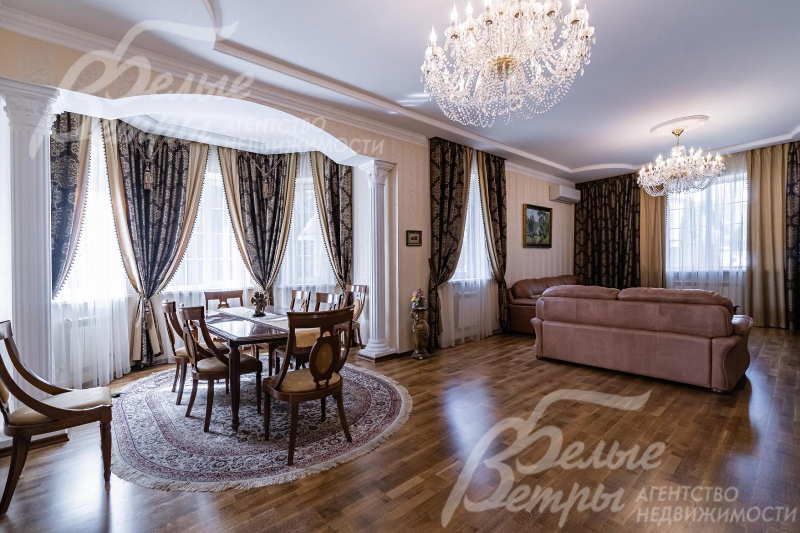 Столовый гарнитур с 8 красивыми стульями из массива (Италия)