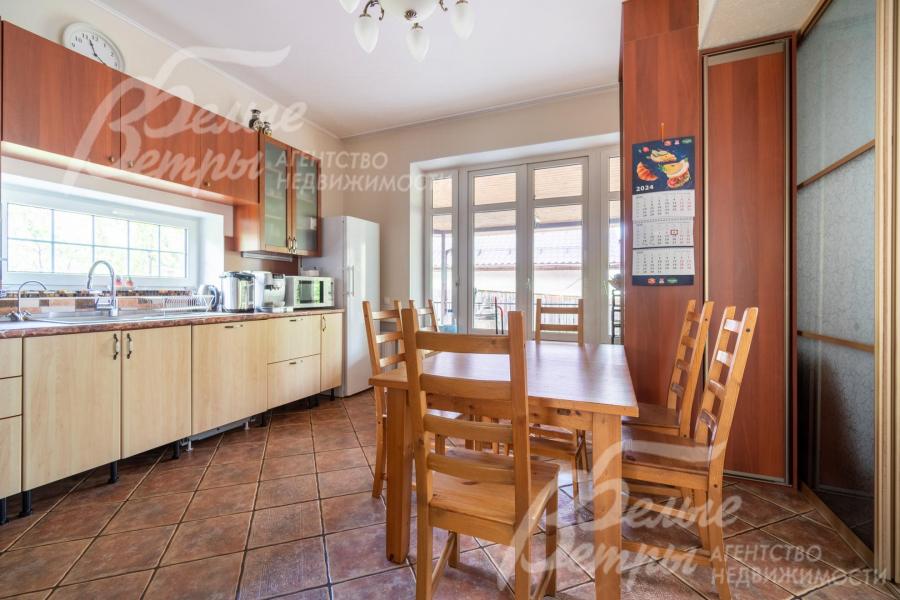 Кухня полностью меблирована: установлен гарнитур и обеденная группа