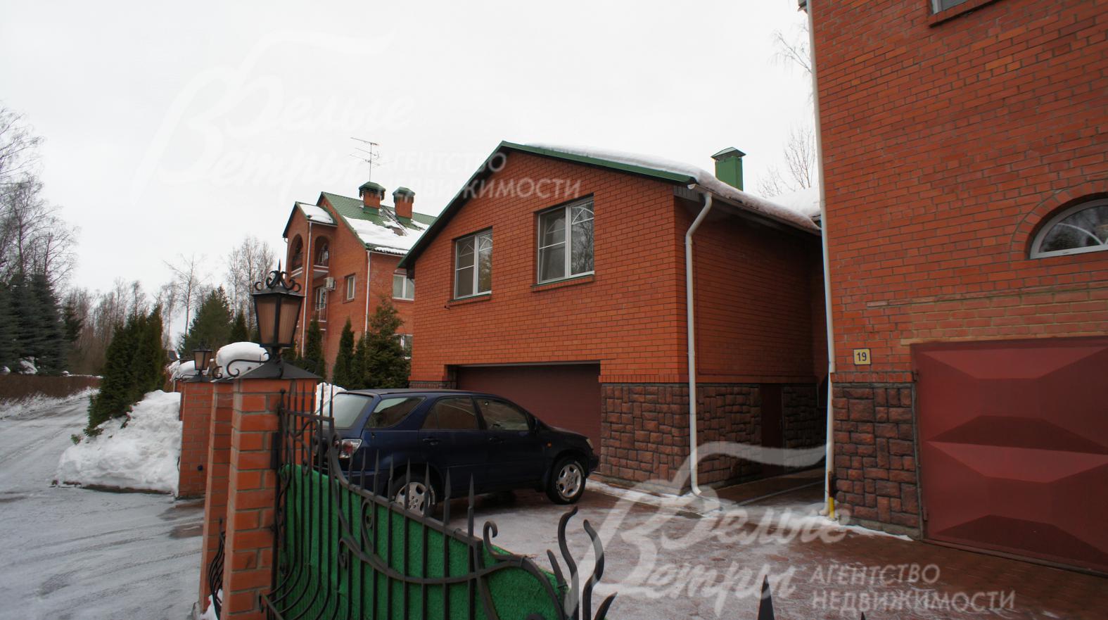 Участок огражден прозрачным кованым забором