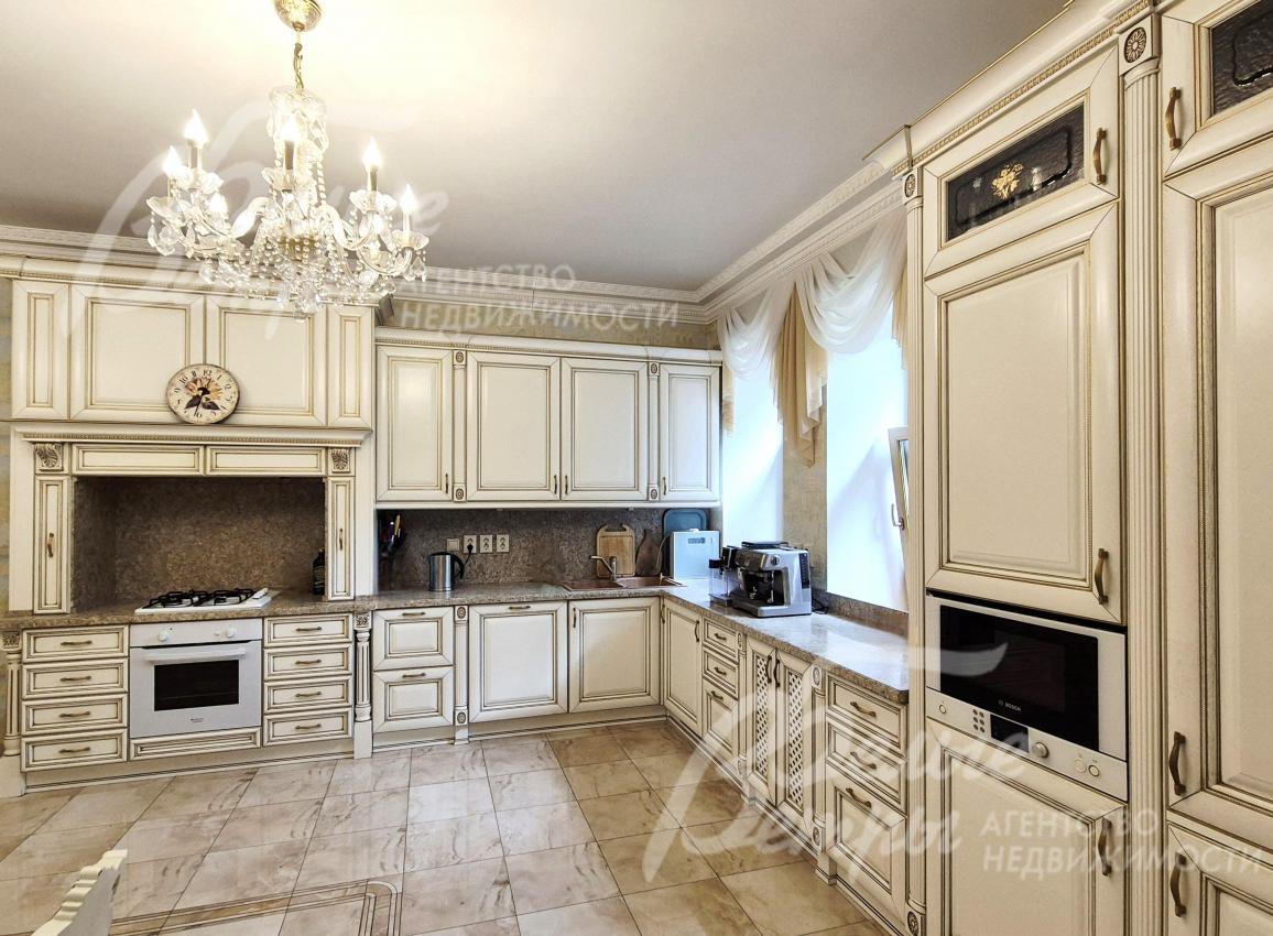 Кухонный гарнитур в классическом стиле со шпонированными фасадами и столешницей из камня (Италия).