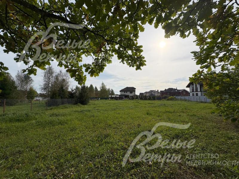 Рядом с участком - заселённые коттеджи