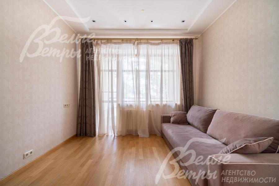 Спальня на втором этаже с выходом на собственный балкон - её можно оборудовать под кабинет