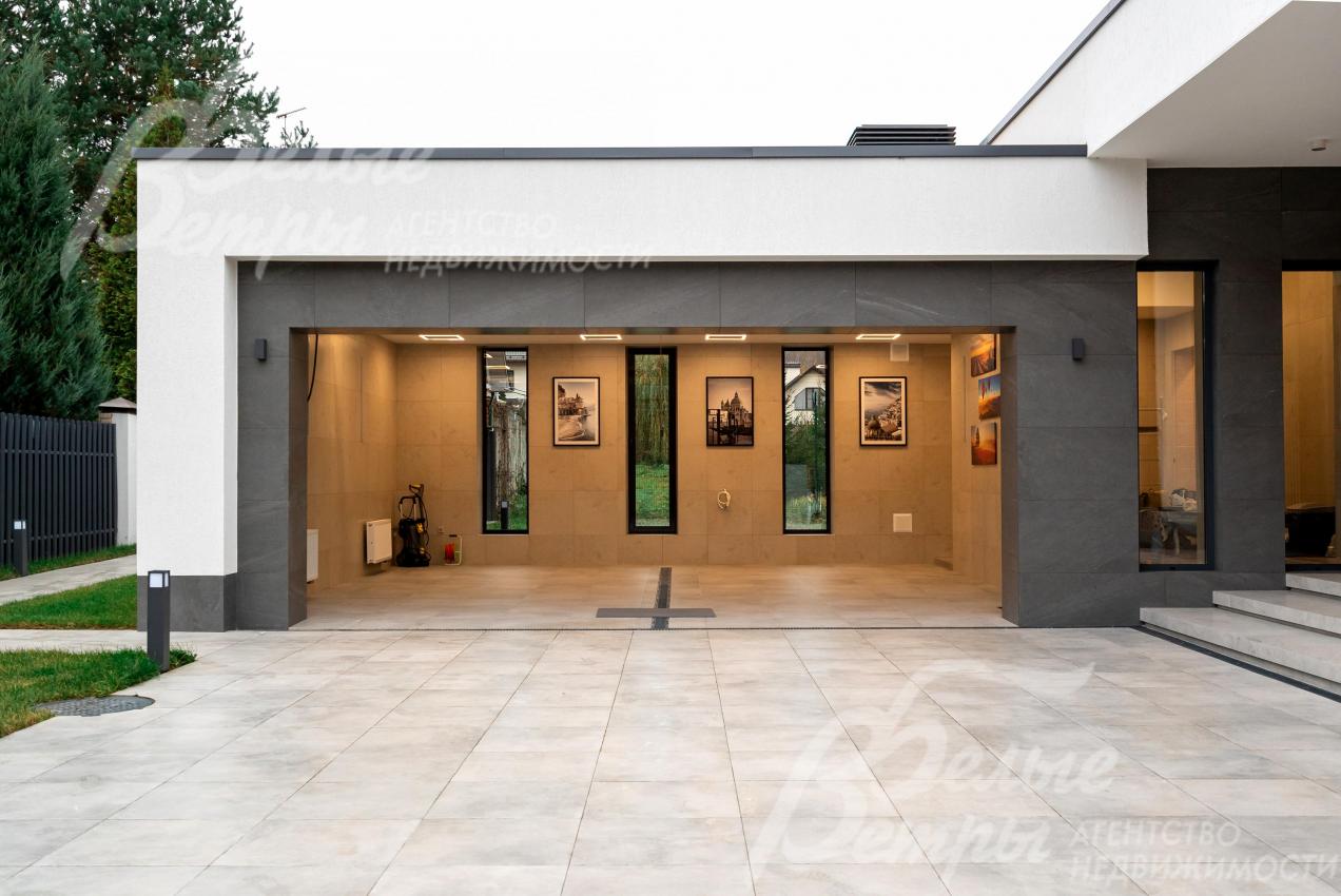 Эффектный и комфортный гараж с тремя протяжёнными окнами