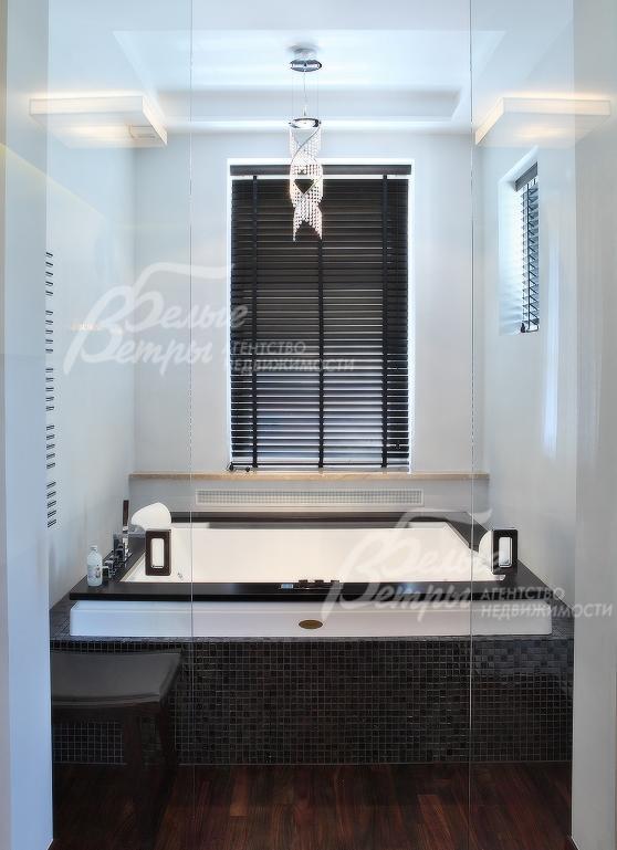 Ванна-джакузи в хозяйской спальне.