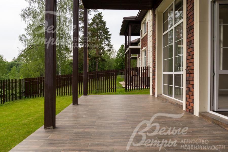 Выход на крытую террасу.